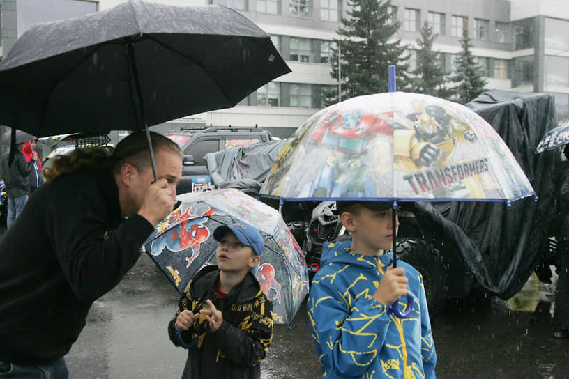 Зрители осматривают машины