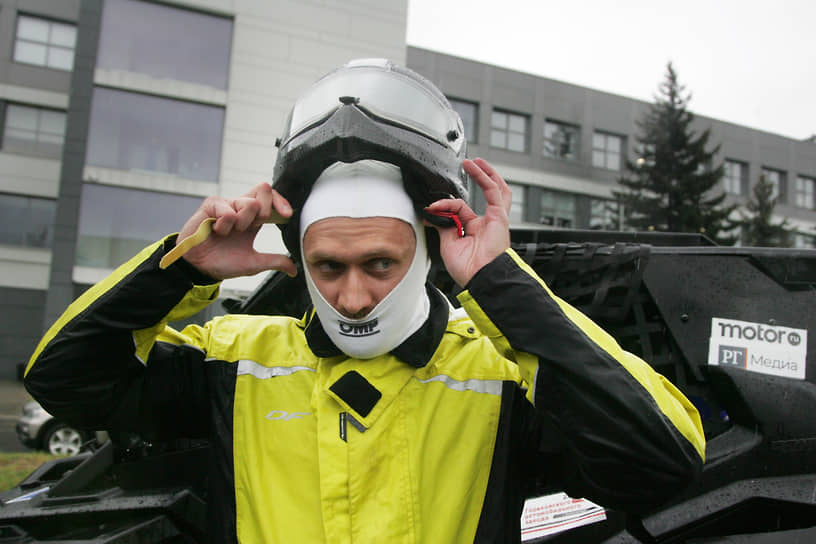 Гонщик надевает шлем