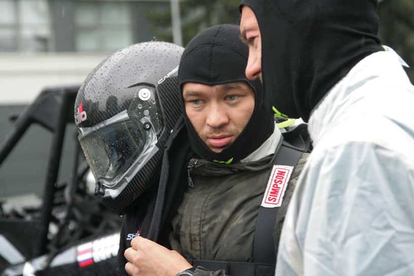 Участники гонок обсуждают маршрут