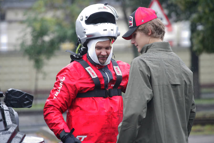 Замгубернатора Сергей Морозов (слева) готовится пилотировать гоночный автомобиль