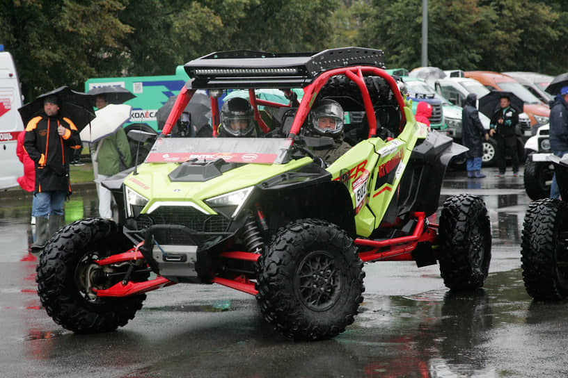 Гоночный багги на открытии соревнований