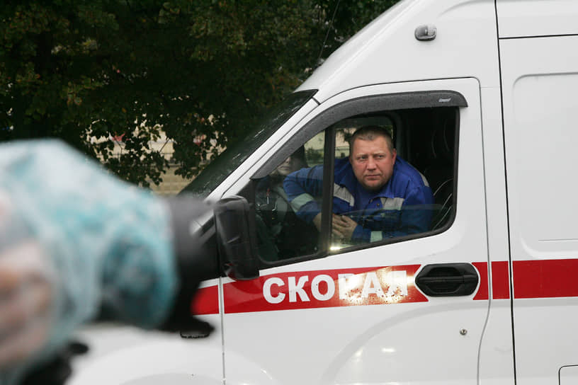 Водитель дежурной бригады «Скорой помощи» интересуется автомобилями