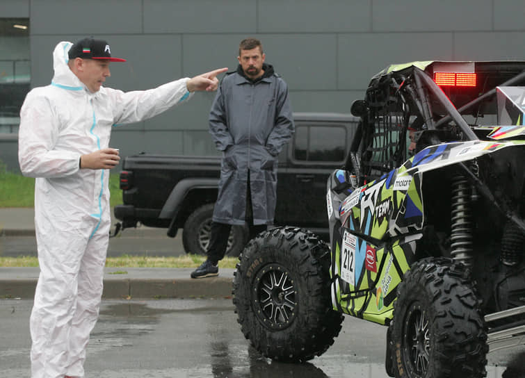 Регулировщик направляет багги