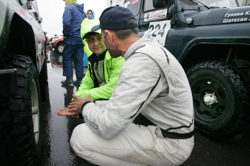 Гонщики обсуждают свои автомобили