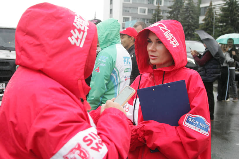 Контролеры гоночной трассы в плащах маршрута «Шелковый путь»