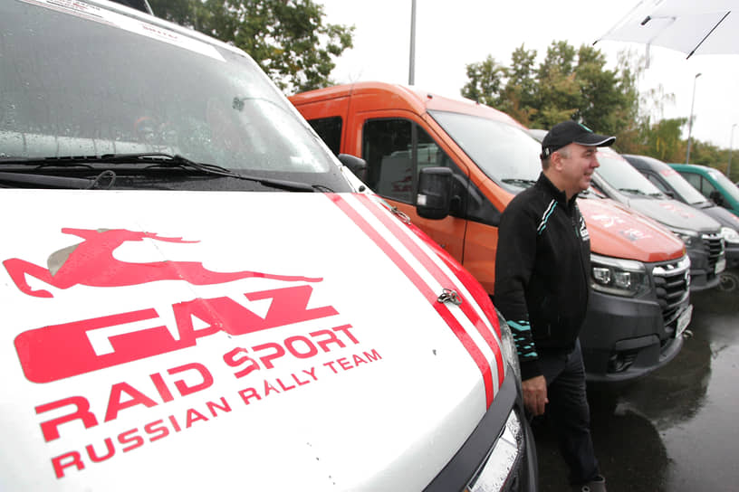 Управляющий директор Горьковского автозавода Андрей Софонов осмотрел автомобили «ГАЗ» на старте, после чего сел за руль одного из них в качестве пилота