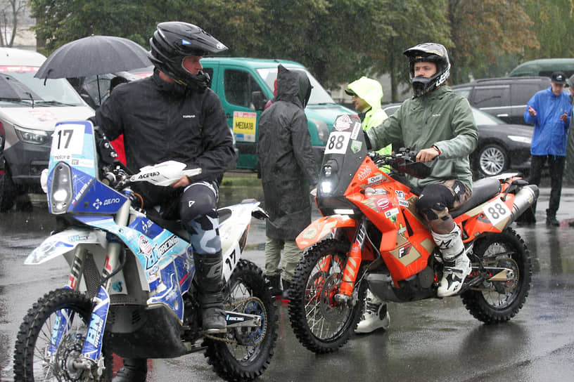 Кроссовые мотоциклы перед стартом