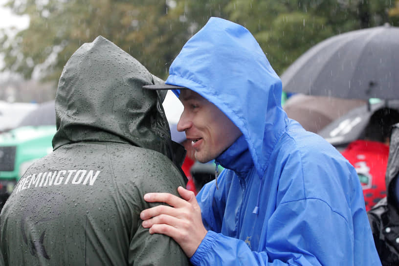 Зрители делают свои ставки на победителей