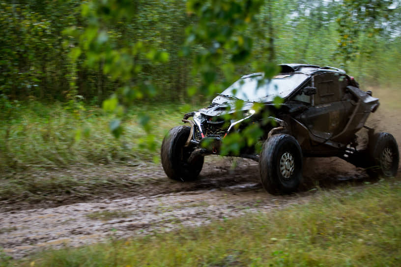 Багги на гоночной трассе