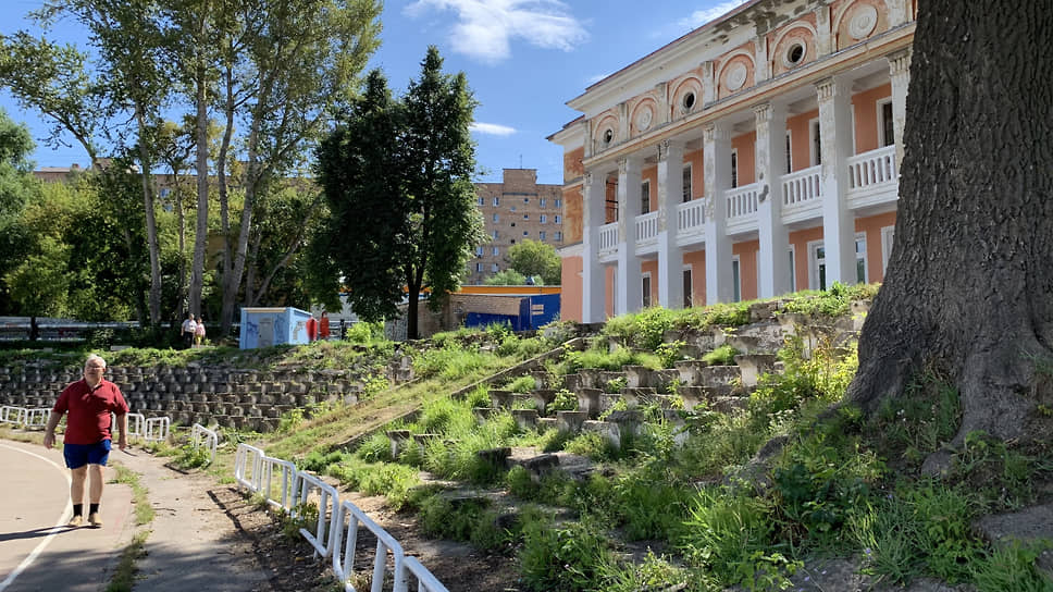 Руины, оставшиеся от трибун стадиона &quot;Водник&quot;