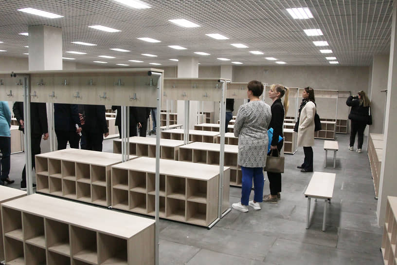 Май 2025 года. Депутаты Законодательного Собрания осматривают строящееся здание школы