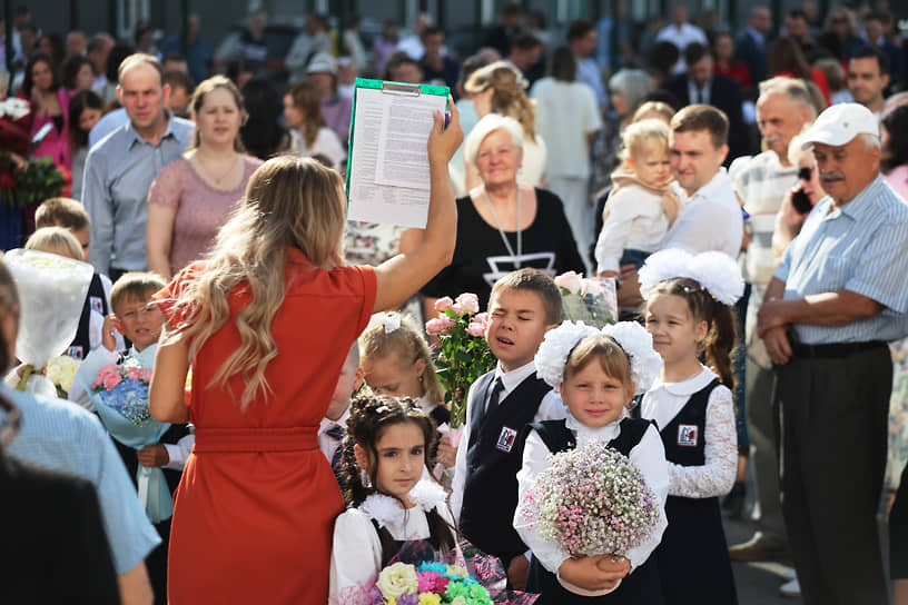 Преподаватель объясняет родителям правила внутреннего распорядка