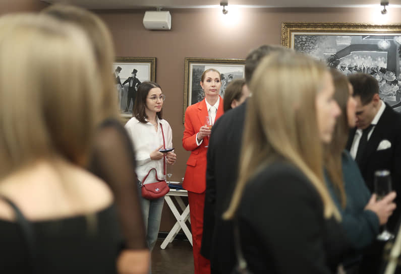 Гости во время Welcome-Drink.Party