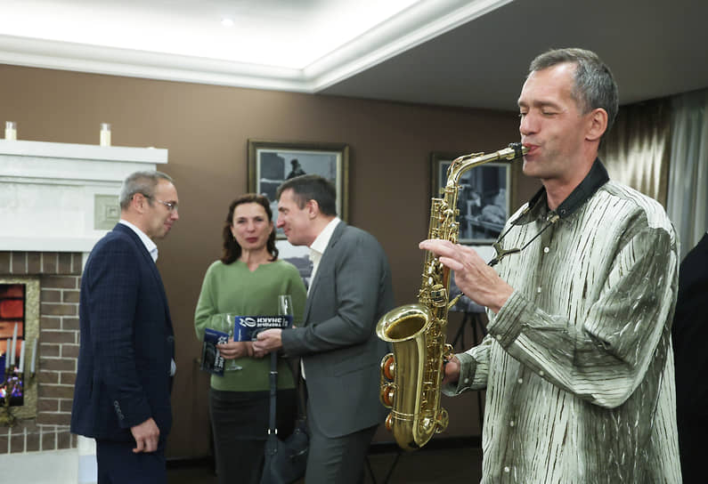 Саксофонист исполняет мелодии во время Welcome Drink Party