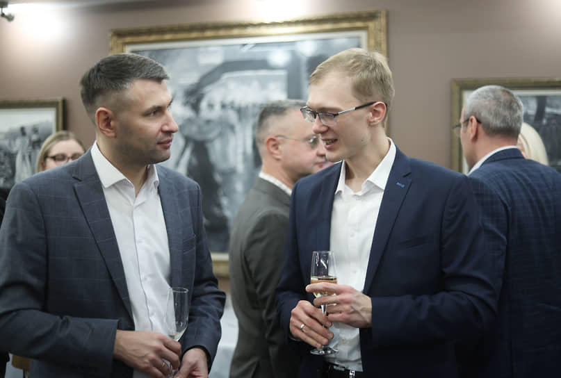 Гости обсуждают фотовыставку и напитки