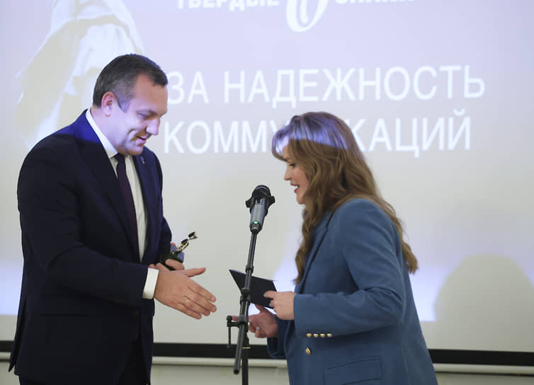 Вице-президент и директор Нижегородского филиала ПАО «Ростелеком» Евгений Петров получает награду от генерального директора Ъ-Приволжье Светланы Башмаковой