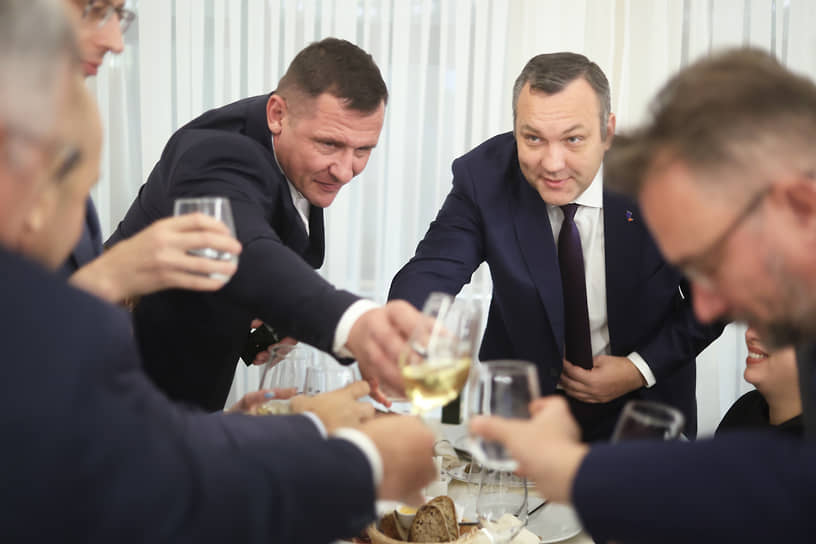 Руководитель АО «Теплоэнерго» Дмитрий Сивохин и вице-президент и директор Нижегородского филиала ПАО «Ростелеком» Евгений Петров во время тоста