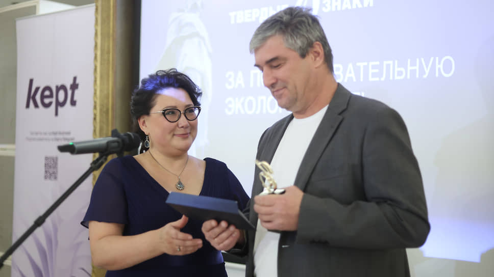 Директор по рекламе Ъ-Приволжье Елена Шустова вручает премию генеральному директору мусороперерабатывающей компании «Ситилюкс» Андрею Товту