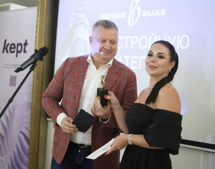 Директор АО «Корпорация развития Нижегородской области» Игорь Ищенко вручает награду финансовому директору ННДК Ольге Назаровой