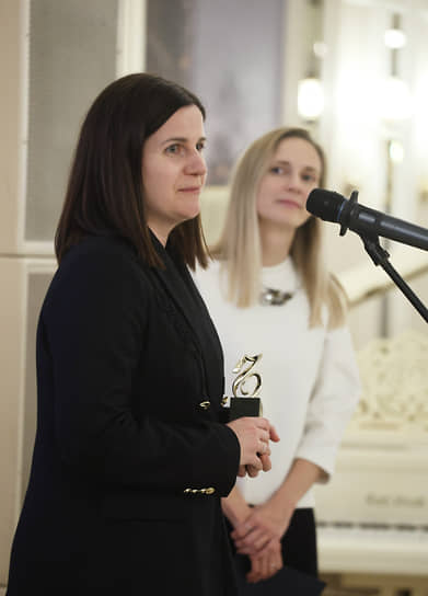 Представитель АНО «Хохлома» Татьяна Нидевидова получает награду от редактора цветных приложений Ъ-Приволжье Татьяны Салахетдиновой