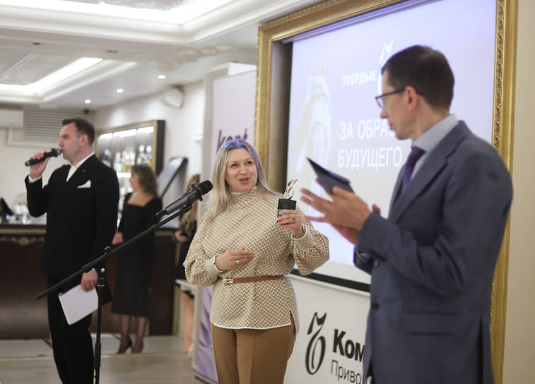 Директор по академическим инициативам и партнерствам ИТ-кампуса «Неймарк» Анна Савчук получает награду от заместителя губернатора Нижегородской области  Егора Полякова