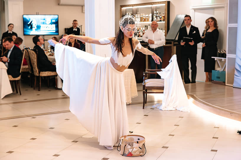 Танцевальный номер в начале церемонии