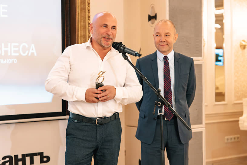 Председатель совета директоров ГК «Сладкая жизнь» Альберт Гусев (справа) вручает награду владельцу ООО «Наш» Павлу Салтанову