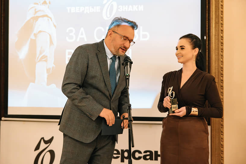 Главный редактор Ъ-Приволжье Андрей Репин вручает награду директору Русского музея фотографии Ксении Федосеевой-Царицынской