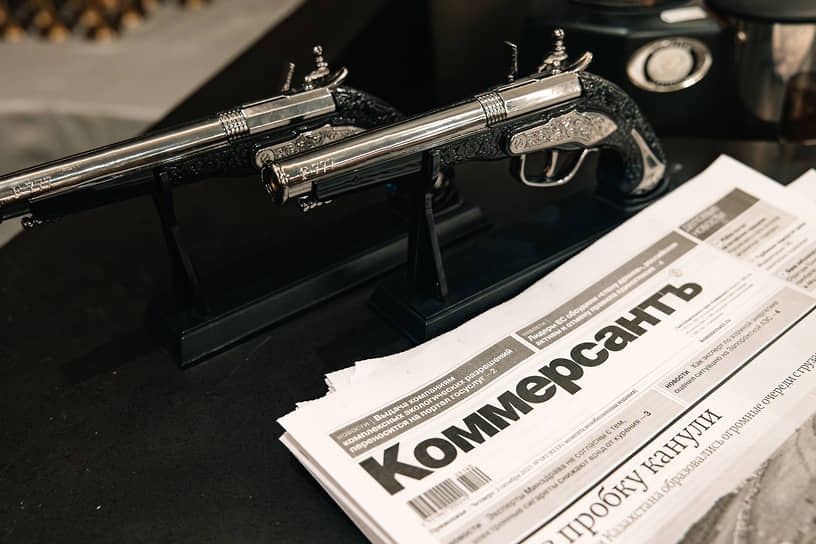 Стопка свежего «Коммерсанта» на стойке администратора в ресторане