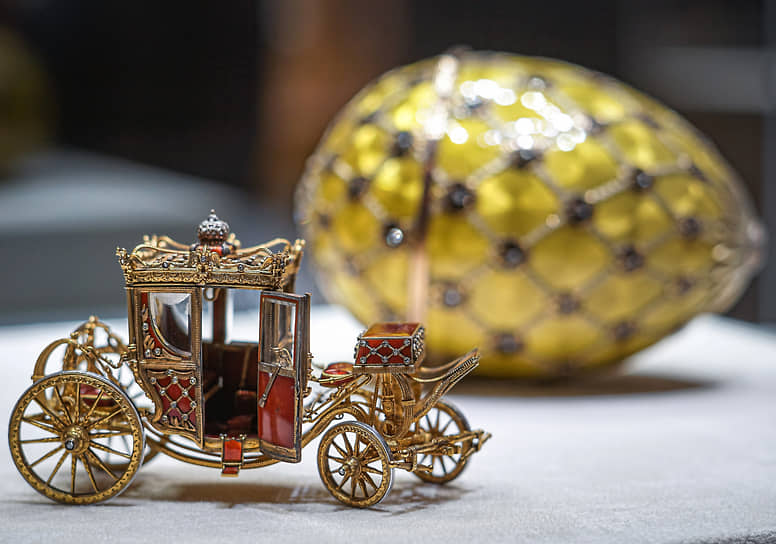 Яйцо Фаберже с миниатюрной каретой