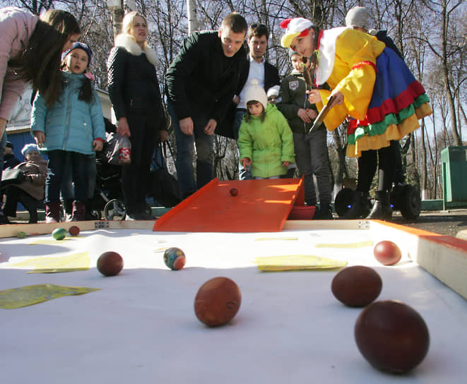 Катание пасхальных яиц в автозаводском парке