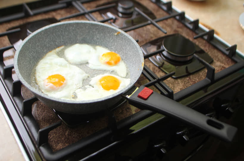 Приготовление яичницы на газовой плите