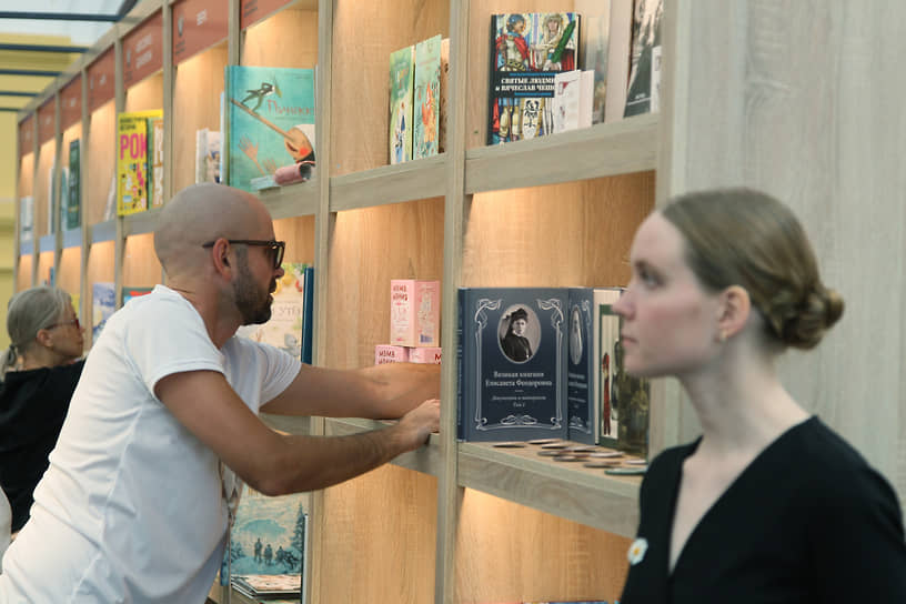 Продавец приводит в порядок свои полки