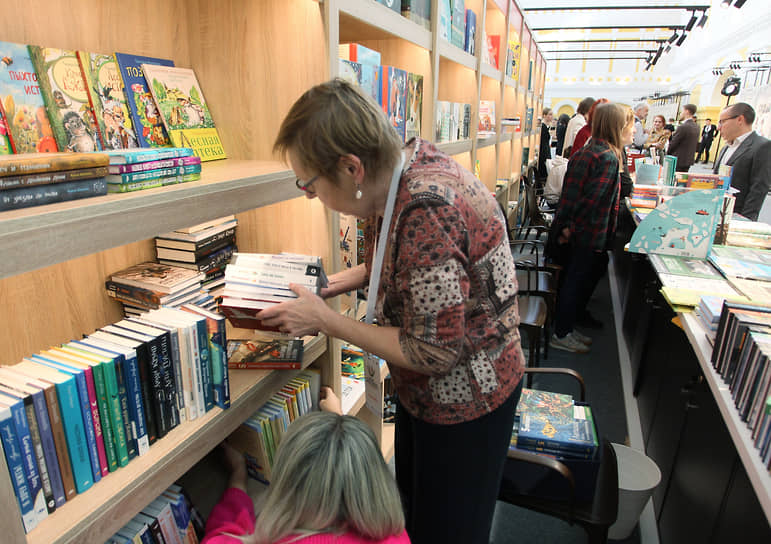 Продавец разбирает привезенные книги