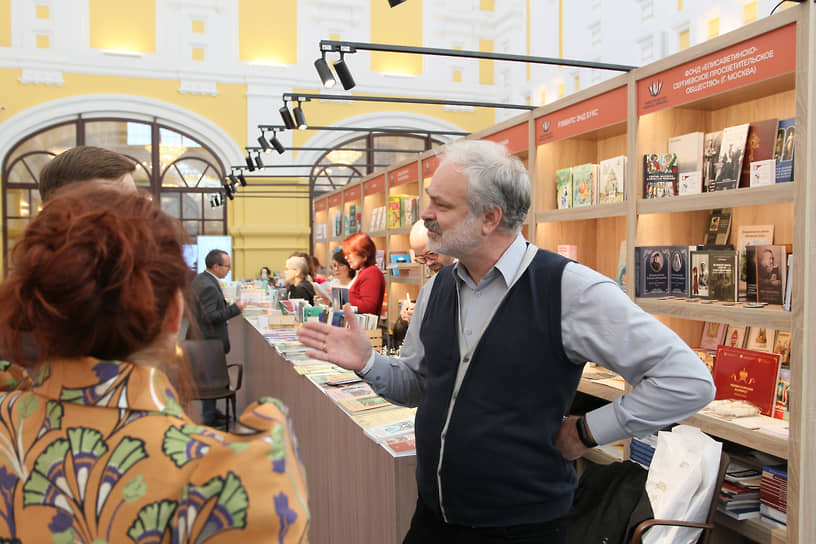 Руководитель Просветительского центра Елисаветинско-Сергиевского просветительского общества Андрей Миланович у стенда своего издательства