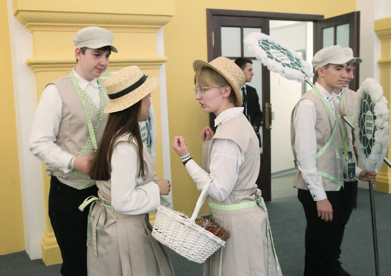 Волонтеры участвуют в акции «Белые цветы»