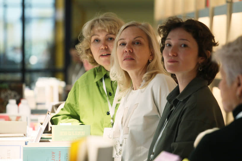 Продавцы за работой