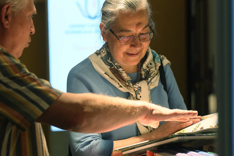 Опытные читатели у прилавка