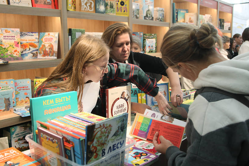 Покупателю помогают выбрать книгу