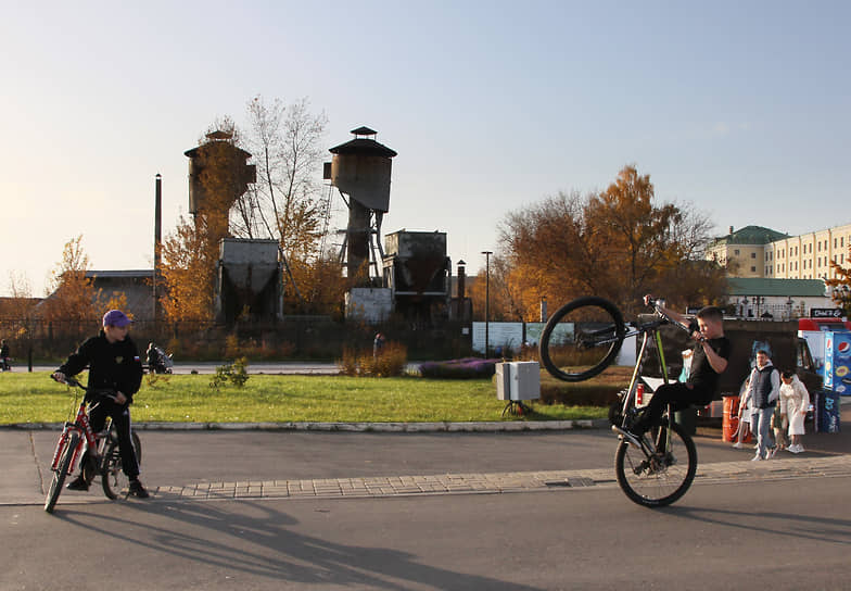Детвора развлекается на велосипедах перед площадкой «Шухов-парк»