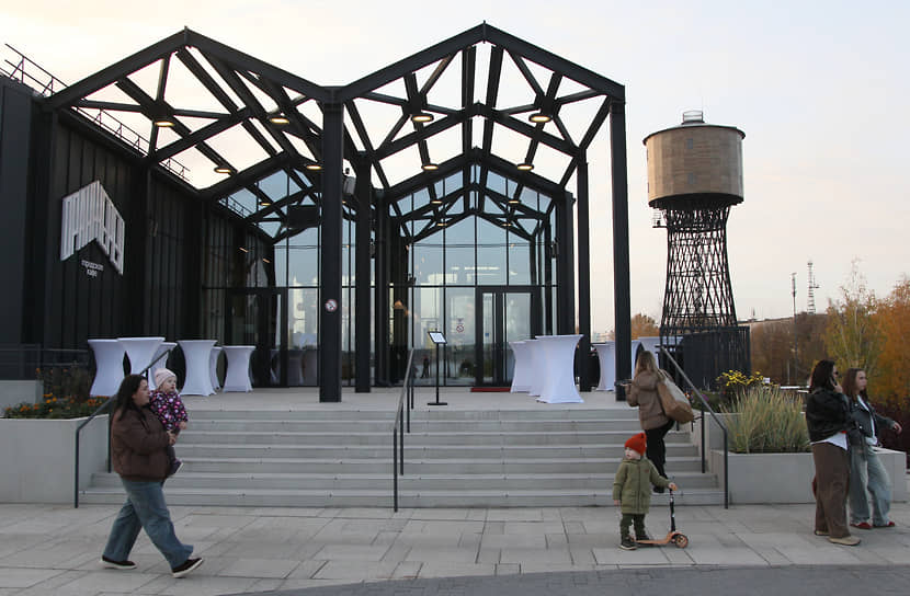 Городское кафе «Оранжерея» перед Шуховской башней