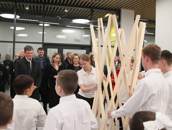 Школьники в «Кванториуме» собирают макет шуховской башни