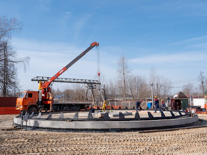 Начало сборки башни на новой площадке