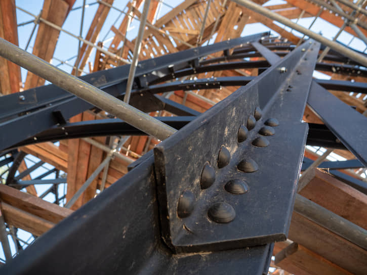 Высокопрочные болты, которыми во время сборки заменили часть заклепок на элементах каркаса