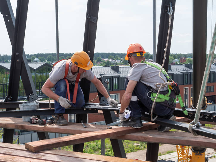 Рабочие собирают каркас башни