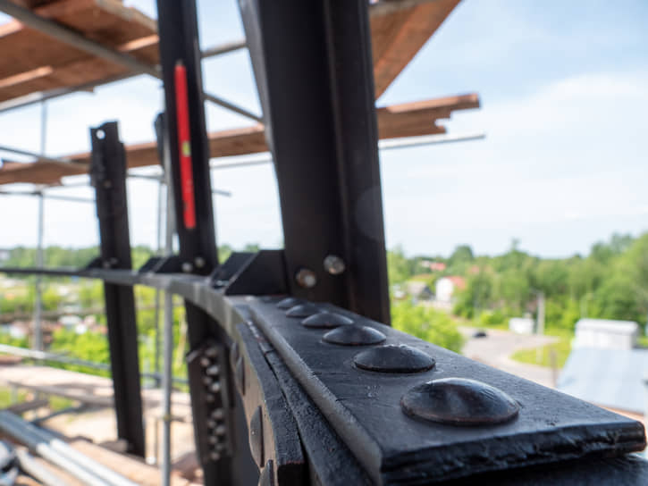 Болты в оригинальных крепежных отверстиях каркаса