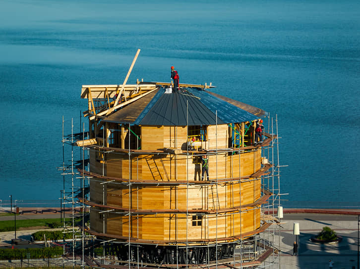 Монтажные работы на шатре бака башни