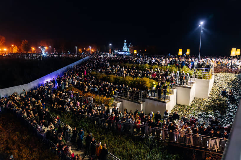 Зрители смотрят световое шоу во время церемонии