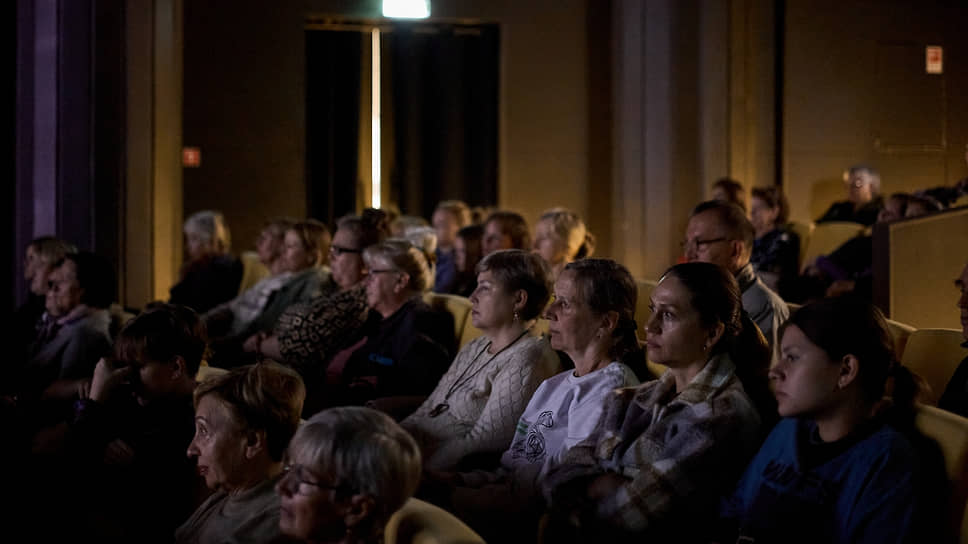 Зрители в кинозале центра культуры «Рекорд»