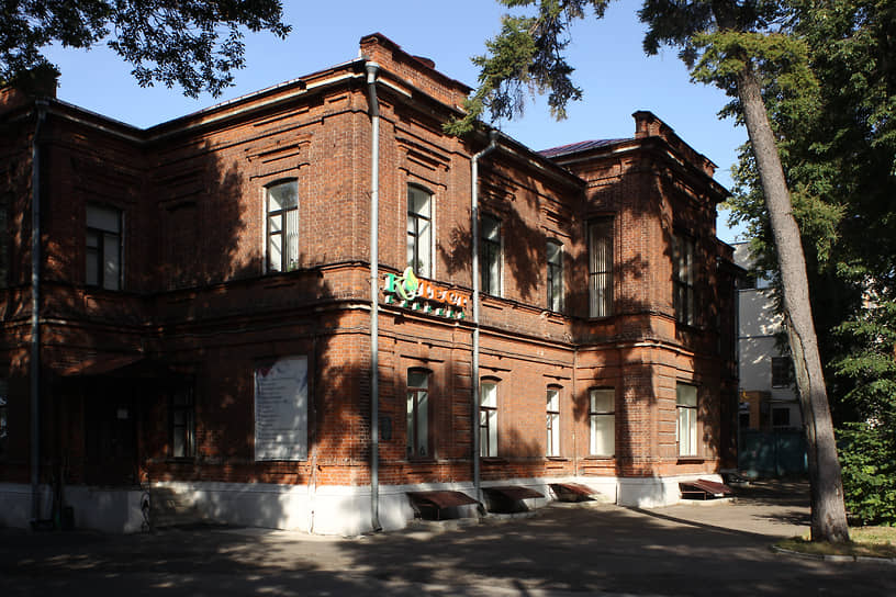 Бывший хирургический корпус нижегородской земской губернской больницы. Это здание на улице Минина единственное, которое сохранилось до наших дней из тех, с которых начиналась современная больница им. Семашко